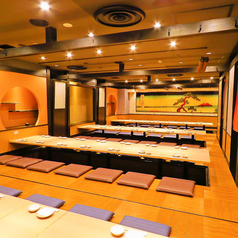 【最大68名様までご利用可能】<10名以上・20名以上・30名以上用途に応じた個室有>掘りごたつのお座敷をはじめ、人数や用途に合わせたお席をご用意可能です。新年会など各種会社宴会や、同窓会、二次会など様々なシーンにご利用いただけます。大人数でのご宴会や貸し切りもお気軽にご相談ください。