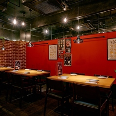 店内奥のテーブル席。寛ぎ空間☆ゆっくりとお食事をお楽しみいただけます！肉宴会・女子会・記念日・貸切に♪ 【柏×誕生日×記念日×女子会×肉×ワイン】