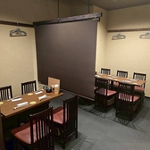 店内奥に半個室席をご用意しており、プライベートな雰囲気で宴会を楽しむことができます。大切な人との特別なひとときを過ごしたい方にぴったりです。心地よい空間で素敵なひとときをお過ごしください♪半個室ならではのプライベート感を味わいながら、美味しい料理と楽しい会話を楽しんでいただけます！