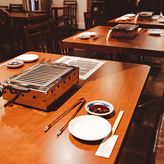 リラックスして焼肉を楽しんで頂けるようなシンプルな空間。テーブル席では人数に合わせてレイアウトも自由自在！和を基調とした風情ある店内でゆったりとおくつろぎください！各種宴会のご利用にもオススメです◎ご友人やご家族と美味しい焼肉を食べながら楽しいひと時をお過ごしください