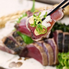 カツオの炭焼きタタキ~柑橘ダレと土佐ぬたで~