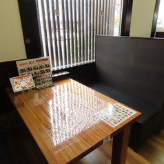 小人数の飲み会や家族での食事に最適なボックスタイプの4名様席が6つございます。家族でシェアしながら楽しんだり、仕事帰りに同僚とリラックスしながらの飲み会にもぴったりです。活気あふれる店内で、楽しい時間を過ごすことができるので、ぜひ気軽に足を運んでみてください☆