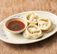 辛たれで食べる茹でマンドゥ