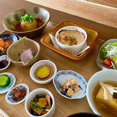 サザンカ定食で満足ランチ、ドリンクとデザート付き、ごはんおかわり可の写真