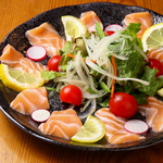 鮮度のいい野菜と魚を使ったカルパッチョはさっぱりとしたドレッシングと魚の旨味にあふれています。