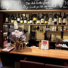 カウンター席の椅子はカップルシートの為、1人でも2人でもゆったり座れます。