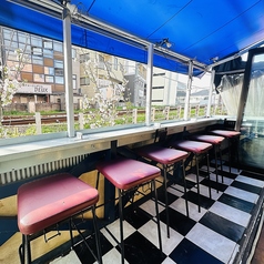 お二人様に人気のテラス席…ゆっくり飲みながら今日も語らう。