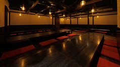 【20名様向け個室】ホっと一息つける掘りごたつ個室の数々が大人気。お得な飲み放題付きのご宴会コースはリーズナブルなコースから豪華内容のコースまで様々なシーンに合わせて豊富にご用意しております。各種ご宴会にぴったりな完全個室を多数ご用意しております◎ご予約・ご相談もお気軽にお問い合わせくださいませ。