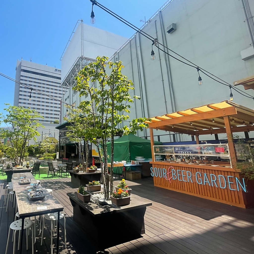 仙台駅から徒歩1分、ウッドデッキや植栽の緑に癒されながらゆったりお食事とお酒をお楽しみください