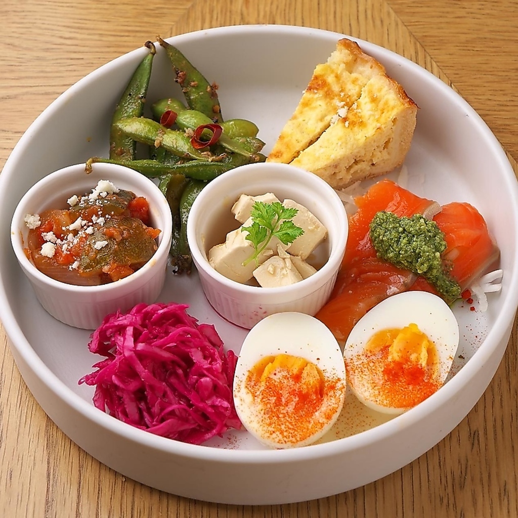 注文率80％越え！色とりどりの前菜をぎゅっと7種詰め込んだ【チーズプラスのオードブル盛り合わせ】