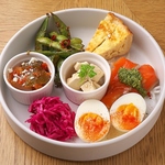 注文率80％越え！色とりどりの前菜をぎゅっと7種詰め込んだ【チーズプラスのオードブル盛り合わせ】