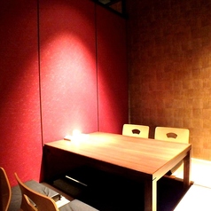 お座敷、掘り炬燵席です。友人や家族、同僚との特別なひとときを過ごすなら、ぜひご利用ください。自慢の料理と上質なサービスが、皆様のお祝いや記念日を華やかに彩ります。お客様のご要望に合わせたカスタマイズも可能ですので、お気軽にご相談ください。素敵な時間を過ごすために、当店をご利用ください。