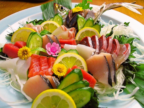 新鮮な旬の魚がメインのお店。寿司や麺、肉料理、野菜などのサイドメニューも充実。