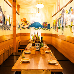 【団体宴会・貸切OK◎】魚道 新宿店では、最大100名様まで対応可能な個室貸切空間をご用意♪会社宴会や打ち上げ、歓送迎会などに最適！2時間飲み放題付きコースは2480円~とコスパも抜群◎音響設備のご利用やサプライズ演出なども柔軟に対応いたします。上品な和空間で味わう創作海鮮とお刺身料理で、特別なひとときを♪