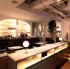 【空間空中庭園眺める解放感ある爽やかな雰囲気の店内】ママ会・女子会・パーティーなど大型宴会に最適な個室もご用意しております♪お得な宴会コースは種類豊富な飲み放題付きもございます。爽やかな白を基調とした広い店内、晴れた日は気持ちの良いテラスも使用可能です。お気軽にお問い合わせくださいませ。