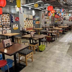 大人数でもゆったりとご利用いただける広々とした店内です。活気がありながらも落ち着いた雰囲気で、ご家族やご友人との食事はもちろん、サクッと済ませたいお一人様にもおすすめです。