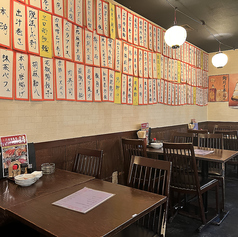 【1階テーブル（2名から40名様）】少人数での宴会や友人、恋人など様々なシーンに使えます。