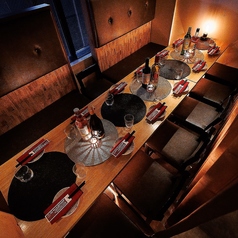 【シーンに合わせた個室】洗練されたモダンデザインと落ち着いた灯りが織りなす“高級感あふれる個室”が魅力の大人の隠れ家。特別な日のディナー、接待、静かに語らう夜にふさわしい重厚で上品な空間で、ひとつ上の美食体験を。