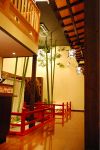 店内に入るとそこは、京の町屋をイメージさせる空間が広がります。