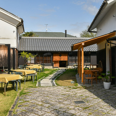 雨天時利用可能なテーブル席ございます。