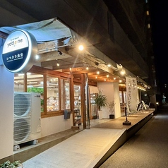 忙しい日常を忘れさせてくれる、木の温もりあふれる店内。シマカラ食堂のディナーは、栄養たっぷりの御膳から、お酒が進むアラカルトまで幅広くご用意しております。「しっかり食べたい夜」も「軽く一杯飲みたい夜」も、我が家のように寛げる空間でお待ちしております。