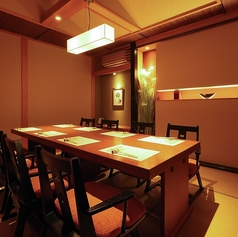 【貸切】人数に合わせてレイアウトが変更可能な個室もご用意しております。プライベートな空間で、周りを気にせずご宴会を楽しみたい時にご利用ください。貸切や人数についてお困りの際はご相談ください。