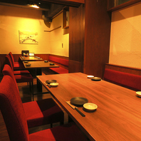 赤坂見附駅徒歩1分、落ち着いた雰囲気の店内。