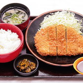 11時から15時までランチメニューを提供しています。贅沢定食や串かつ定食、丼物など、昼食にぴったりなボリューム満点の料理を用意しております。さらにご飯大盛り110円(税込)や卵かけご飯275円(税込)の変更も可能で日中のエネルギー補給に最適です。お昼休みの限られた時間でも、質の高い食事を楽しめます。