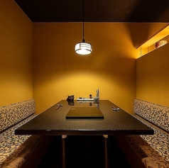 【テーブル席:~4名様×2部屋】ご友人やご家族とのお食事はもちろん、お子様連れのお客様にも利用しやすい4名様用テーブル席の個室です。ベンチシートでゆったりと座れるため、長時間でも快適。壁と扉でしっかり区切られた完全個室なのでゆったりとお過ごしいただけます。