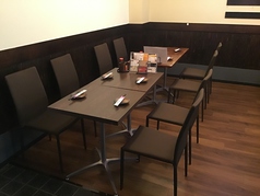 【テーブル：4人掛け】店内は昭和の大衆酒場を感じるレトロな雰囲気。おひとり様はもちろん、数人のグループから大人数までお楽しみいただけます。