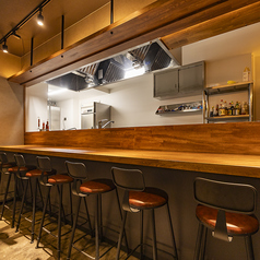 カウンター席は9つあり、料理人の技を間近で楽しむことができる特別なスペースです。少人数での食事や一人での利用にもピッタリです◎