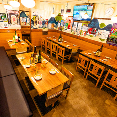 【少人数から団体宴会まで◎多彩な席タイプ】魚道 新宿店では、2名様~30名様のオープン席や6~8名様用の完全個室をご用意♪最大100名様までの貸切宴会も対応可能◎女子会・ランチ・会社宴会など様々なシーンに最適な空間で、こだわりの創作海鮮料理をご堪能ください！