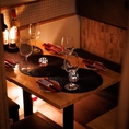【2名様から個室をご用意】2名様用のカップルシートもご用意しております。デートや記念日などのプライベートシーンにおすすめ。もちろん、親しい友人とのサシ飲みにもお気軽にご利用ください。
