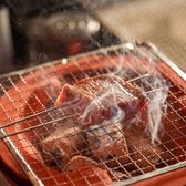 炭火は肉を焼くためだけの火ではありません。素材の旨みを引き出し香りを纏わせ最高の一口へと導くための火です。虎〇では炭火が生み出す遠赤外線の力を活かし一枚一枚を丁寧に焼き上げることで仙台牛や牛タンが持つ本来の甘みと肉汁を最大限に引き出します。炭火だからこそ生まれる格別の焼肉体験をご堪能ください。