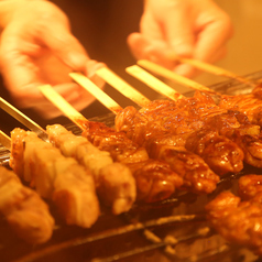 新鮮な甲州信玄鶏を備長炭で丁寧に焼き上げます。