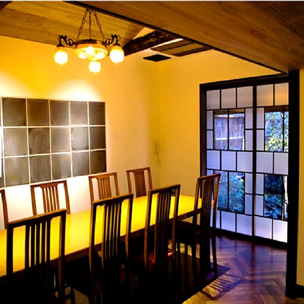 大正の町家をモダンに改装した趣のある落ち着いた空間。ごゆっくりとお食事をお愉しみいただけます。