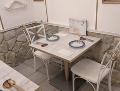 白地のテーブル席