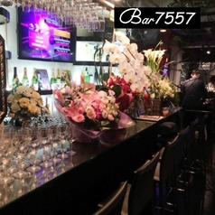 少しゆっくりと話をしたい時、パーティーを抜けて一休みしたいときなどにおすすめのカウンター席。最大5名様までご利用いただけます。ご友人や大切な方とお酒を片手に盛り上がりましょう