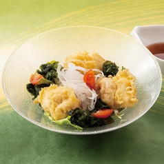 鱧天ぷらと新玉ねぎのサラダ