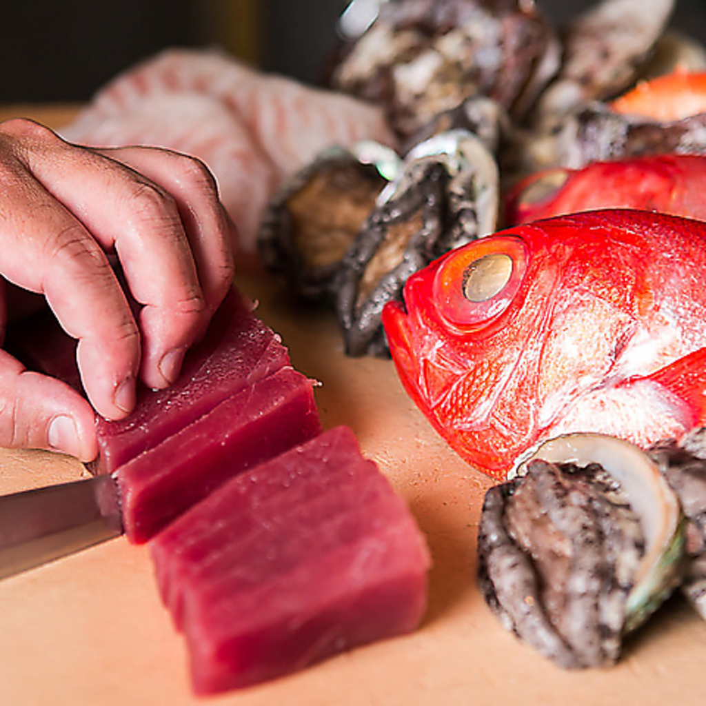 約20種類以上の新鮮なお刺身の数々！お酒と合わせて是非ご賞味ください。