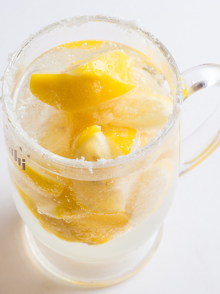 鳥ざんまい一押し♪焼鳥との相性抜群！氷の代わりに凍らせたレモンを入れた【塩レモン酎ハイ】！！