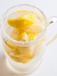 鳥ざんまい一押し♪焼鳥との相性抜群！氷の代わりに凍らせたレモンを入れた【塩レモン酎ハイ】！！