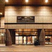 ホテル入口からレストランへ。車寄せもあり便利です。