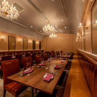 煌びやかなシャンデリアが彩る上質な空間