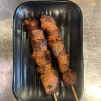 備長炭で旨みを凝縮！食べ応え抜群の特大串焼き