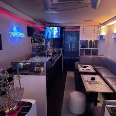 お酒やシーシャの追加注文もスムーズな、バーカウンター目の前の特等席！ゆったりと座れるふかふかのソファ席で、気心知れたご友人たちと素敵な夜をお過ごしください。