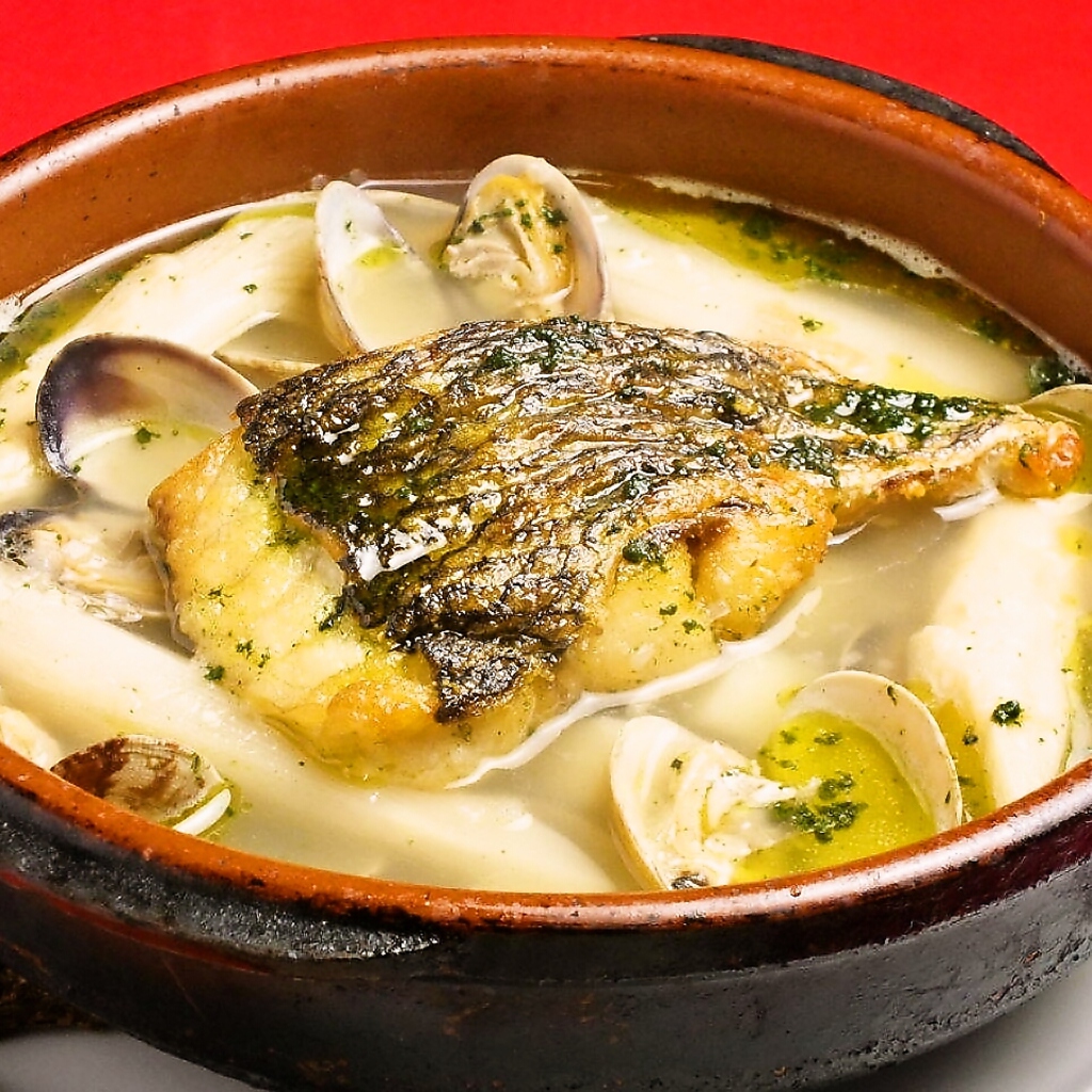 .鮮魚とアサリの旨みたっぷりのスープに野菜を浮かべた「鮮魚のソテー ～バスク風～ 1680円(税込)」