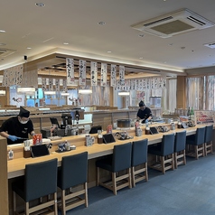 【カウンター席】「立ち寿司屋」の雰囲気さながらに目の前で握る職人との語らいを楽しめます。