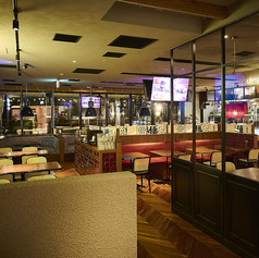 店内はウッドに赤い色のアクセント、ネオン、個性あふれる照明など韓国を思わせる空間