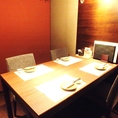 テーブル席の個室です。お席は周囲を気にせず宴会を満喫できる個室を“2名様用～”完備しています。飲み会や、友人との食事等、幅広いシーンに対応！海鮮料理も楽しめる2時間飲み放題付コースをご用意していますので、各種宴会に是非ご利用ください。(2名様から4名様迄）
